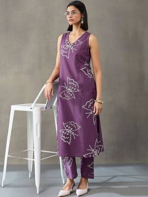 classic women floral printed regular thread work cotton kurta with trousers & with dupatta 2
