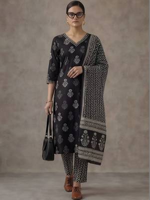 classic women floral embroidered regular beads and stones cotton kurta with trousers & with dupatta 2