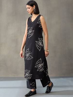 office floral printed regular thread work cotton kurta with trousers with dupatta 3