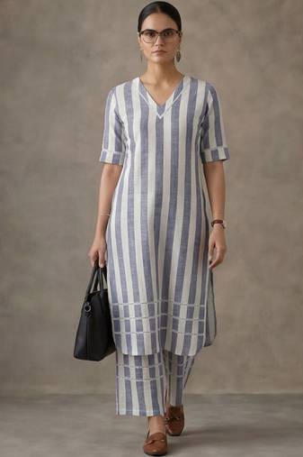 classic women printed regular kurta with palazzos