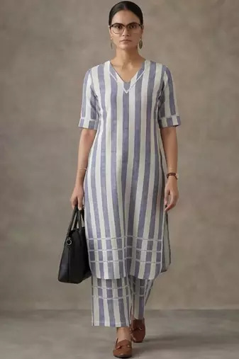 classic women printed regular kurta with palazzos