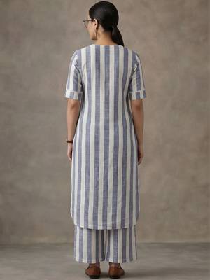 classic women printed regular kurta with palazzos 2