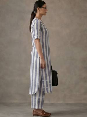 classic women printed regular kurta with palazzos 3