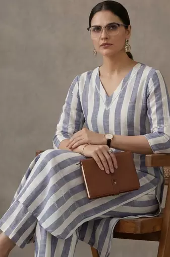 classic women printed regular kurta with palazzos