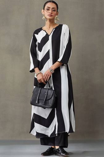 structured women printed regular gotta patti kurta with trousers