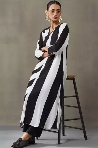 structured women printed regular gotta patti kurta with trousers