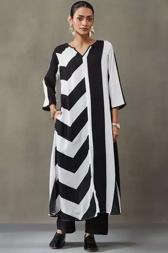 structured women printed regular gotta patti kurta with trousers