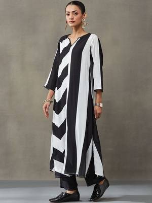 structured women printed regular gotta patti kurta with trousers 7