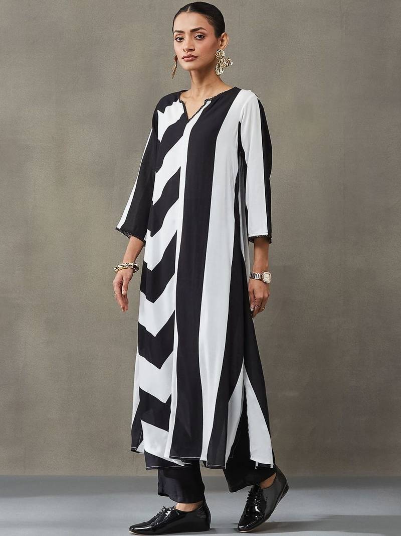 structured women printed regular gotta patti kurta with trousers