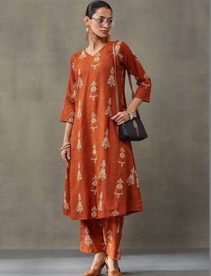 smart women ethnic motifs printed regular cotton kurta with trousers 1