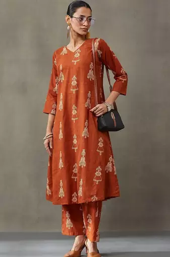smart women ethnic motifs printed regular cotton kurta with trousers