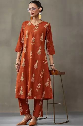 smart women ethnic motifs printed regular cotton kurta with trousers