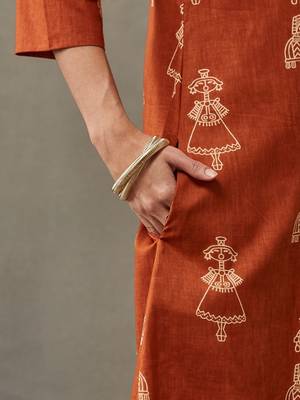 smart women ethnic motifs printed regular cotton kurta with trousers 5