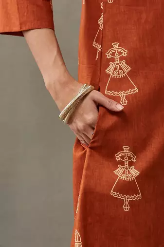 smart women ethnic motifs printed regular cotton kurta with trousers