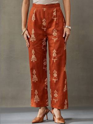smart women ethnic motifs printed regular cotton kurta with trousers 7