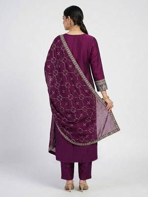 smart women ethnic motifs embroidered regular kurta with trousers & with dupatta 5