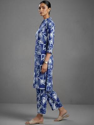 contemporary women floral printed regular kurta with trousers 7