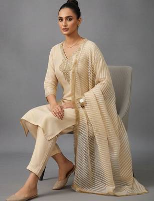 everyday women embroidered regular thread work kurta with trousers & with dupatta 1