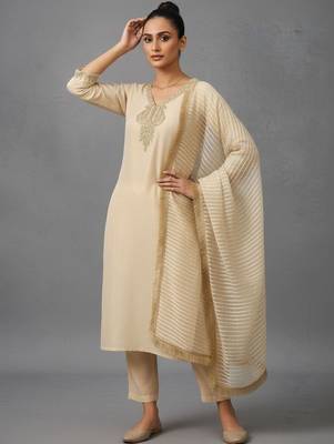 everyday women embroidered regular thread work kurta with trousers & with dupatta 5