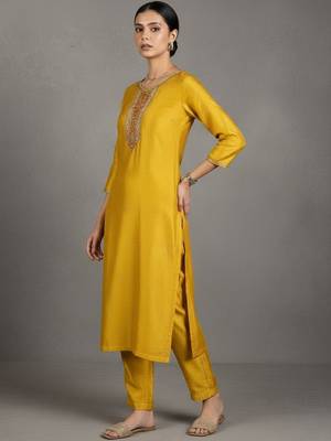 structured workwear women regular beads and stones kurta with trousers & with dupatta 3