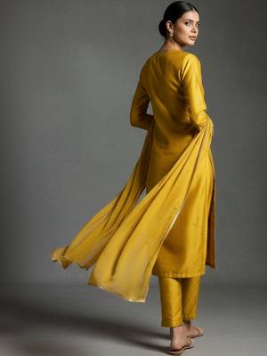 structured workwear women regular beads and stones kurta with trousers & with dupatta 4