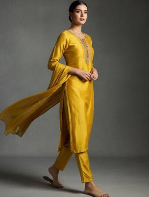 structured workwear women regular beads and stones kurta with trousers & with dupatta 7