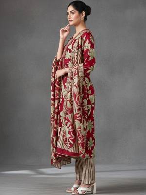 structured women floral printed regular kurta with trousers & with dupatta 3