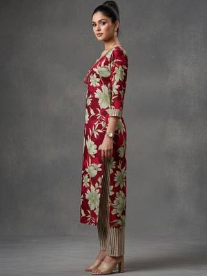 structured women floral printed regular kurta with trousers & with dupatta 4