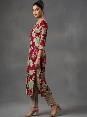 structured women floral printed regular kurta with trousers & with dupatta 5