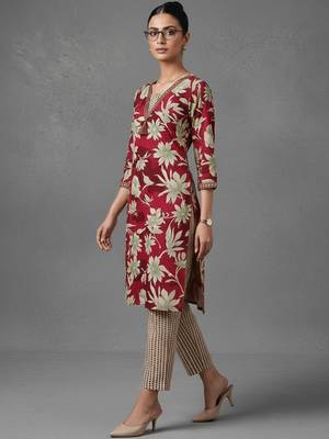 structured women floral printed regular kurta with trousers & with dupatta 6