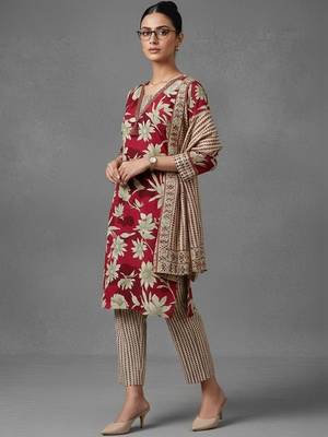 structured women floral printed regular kurta with trousers & with dupatta 7