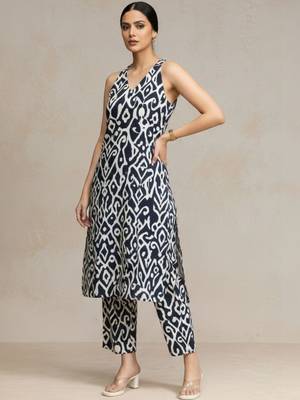 women printed regular cotton workwear kurta with trousers 2