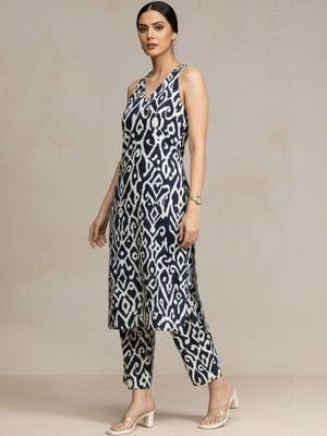 women printed regular cotton workwear kurta with trousers 3
