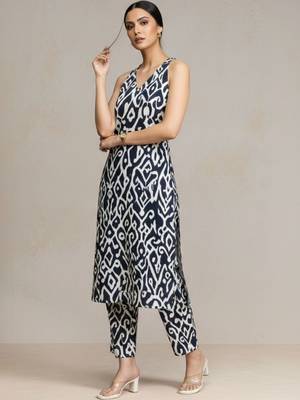 women printed regular cotton workwear kurta with trousers 7