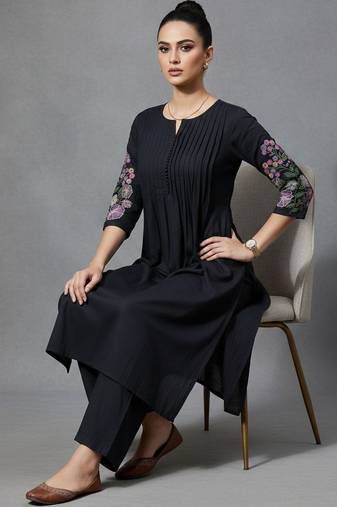 women floral embroidered panelled thread work workwear kurta with trousers