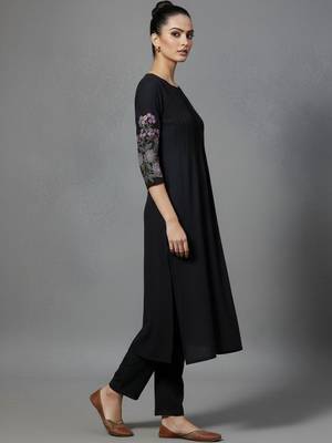 women floral embroidered panelled thread work workwear kurta with trousers 2