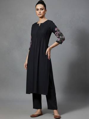 women floral embroidered panelled thread work workwear kurta with trousers 3