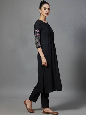women floral embroidered panelled thread work workwear kurta with trousers 4