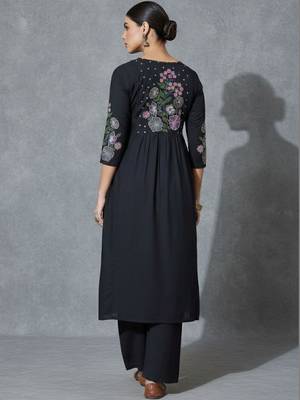 women floral embroidered panelled thread work workwear kurta with trousers 5