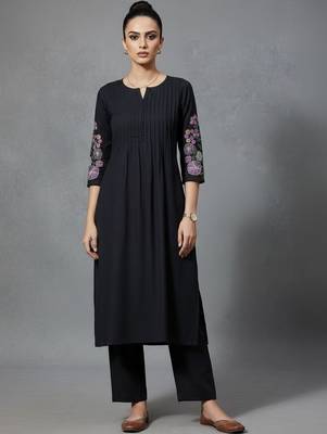 women floral embroidered panelled thread work workwear kurta with trousers 6