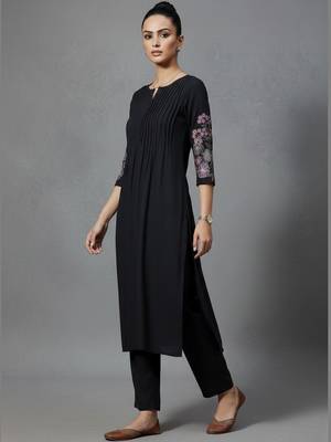 women floral embroidered panelled thread work workwear kurta with trousers 7