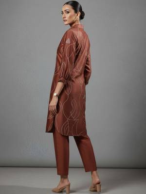 women printed regular chanderi silk workwear kurta with trousers 2