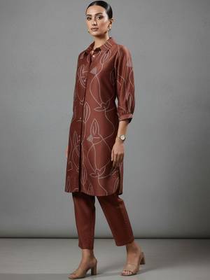 women printed regular chanderi silk workwear kurta with trousers 3