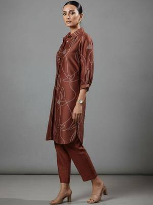 women printed regular chanderi silk workwear kurta with trousers 4