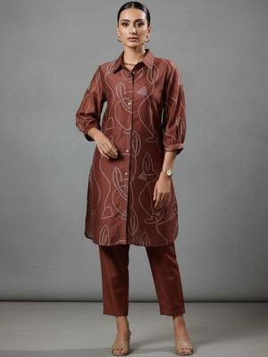 women printed regular chanderi silk workwear kurta with trousers 5