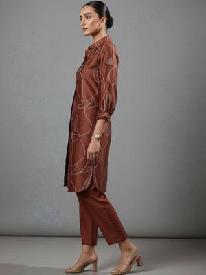 women printed regular chanderi silk workwear kurta with trousers 6