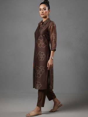 women bandhani printed regular chanderi silk workwear kurta with trousers 7