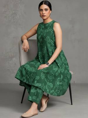 women ethnic motifs printed regular workwear kurta with trousers 4