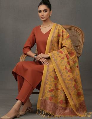 women ethnic motifs sleek kurta with trousers & dupatta 1