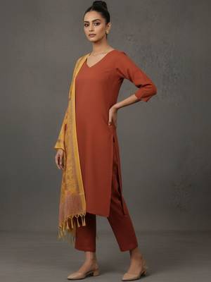 women ethnic motifs sleek kurta with trousers & dupatta 2